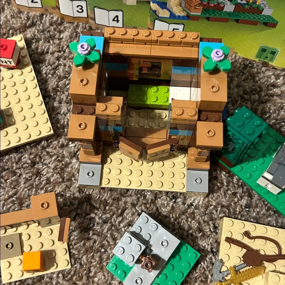 LEGO Minecraft #21135 The Crafting Box 2.0 Open and Built Set Missing Pieces